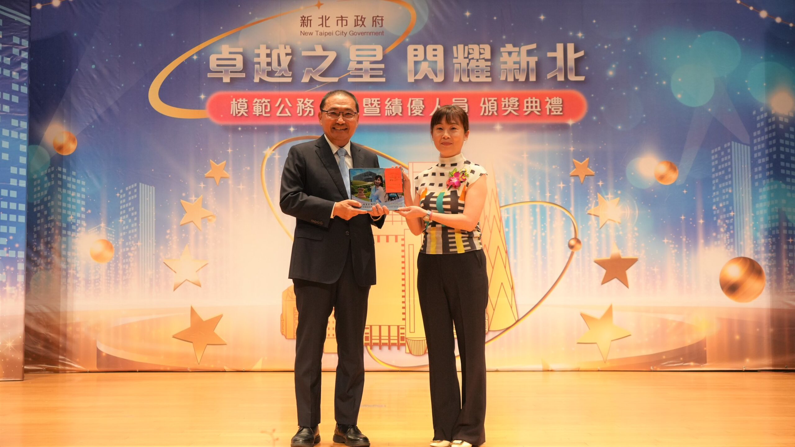團隊學習標竿 新北表揚模範公務人員及績優人員 1 《圖說》文化局陳春美專門委員(右)與市長侯友宜合影。〈人事處提供〉