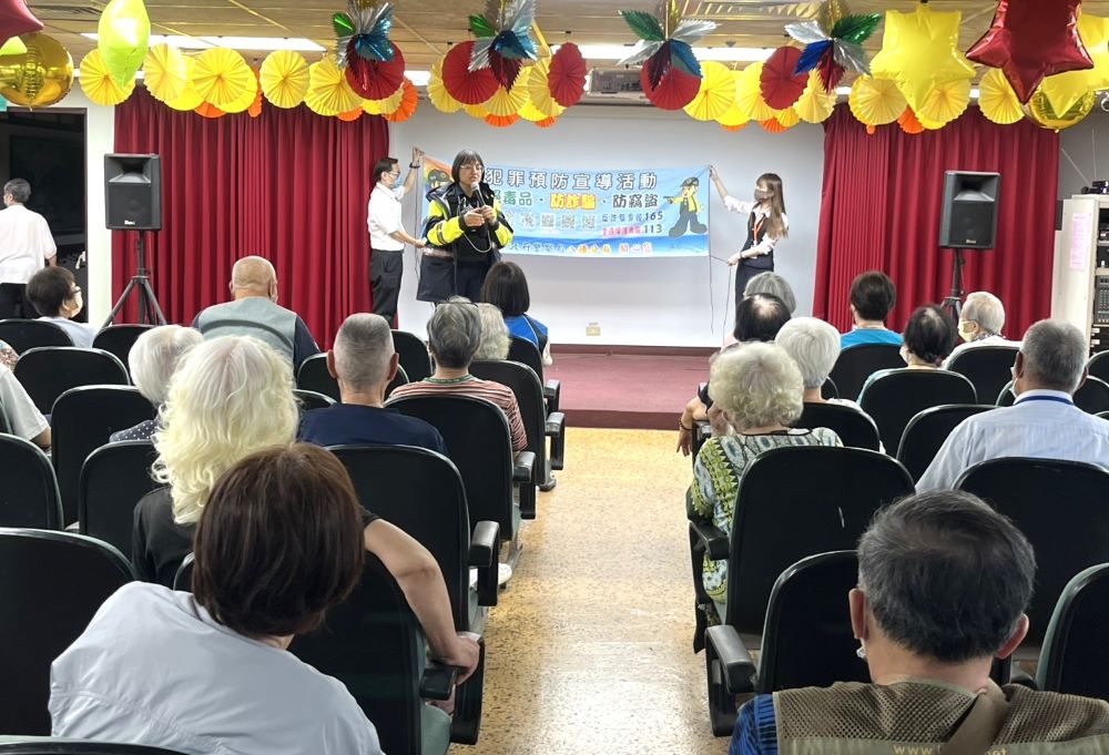 提升防詐意識 八德榮家反詐騙宣導長輩獲益良多 3 《圖說》八德分局防詐騙宣導 共同守護八德榮家住民長輩財物安全。〈八德榮家提供〉