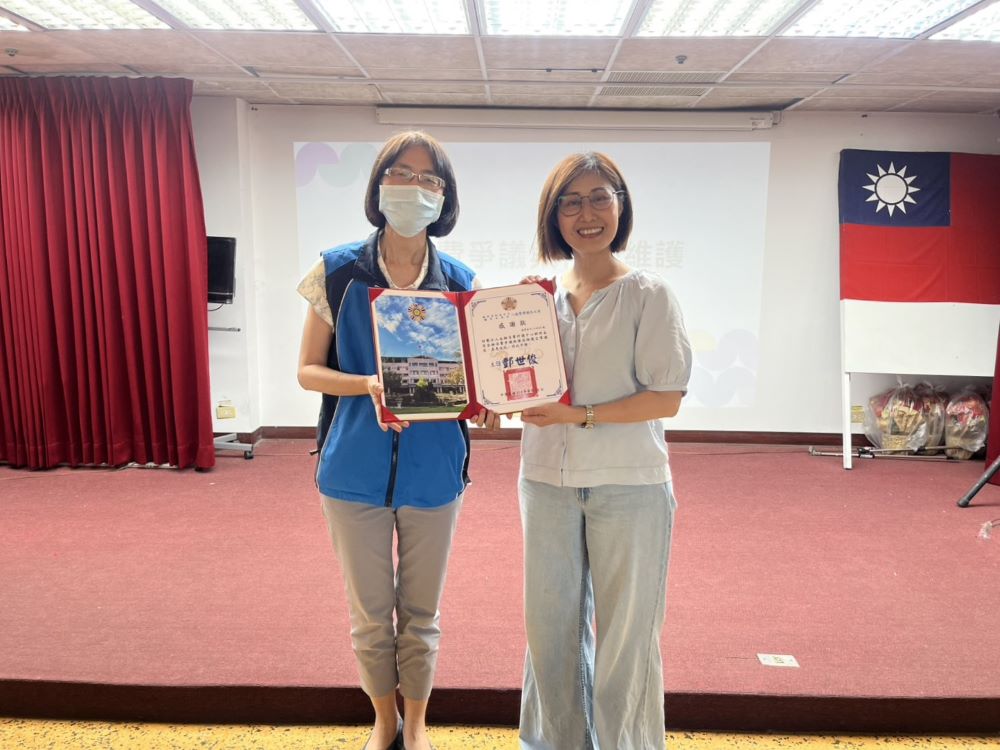 八德榮家金融安全講座 受益良多消費更謹慎 8 《圖說》八德榮家輔導組長黃愛貴(左)感謝金融消費評議中心薦派講師共同守護住民長輩金融消費權。〈八德榮家提供〉