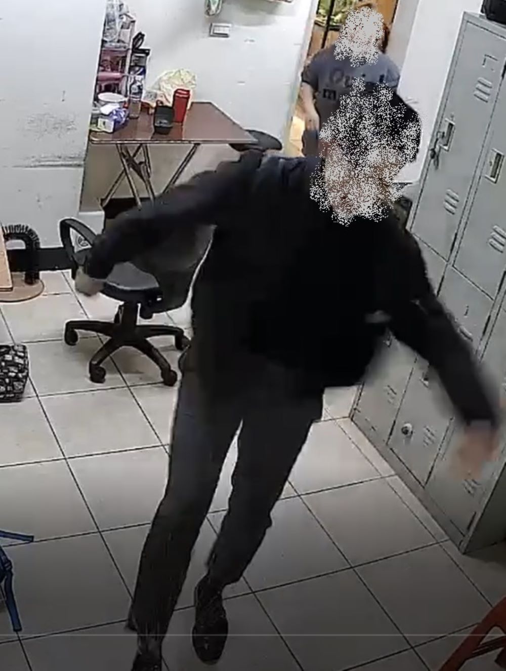 女友遭店貓抓傷 莽難怒踹反擊致貓受傷罰15,000元罰鍰 2 《圖說》男子暴力踹貓籠。〈動保處提供〉