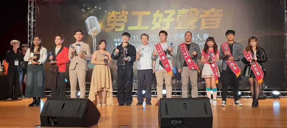 《圖說》勞工局長陳瑞嘉與活力組優勝者合影資料照。〈勞工局提供〉