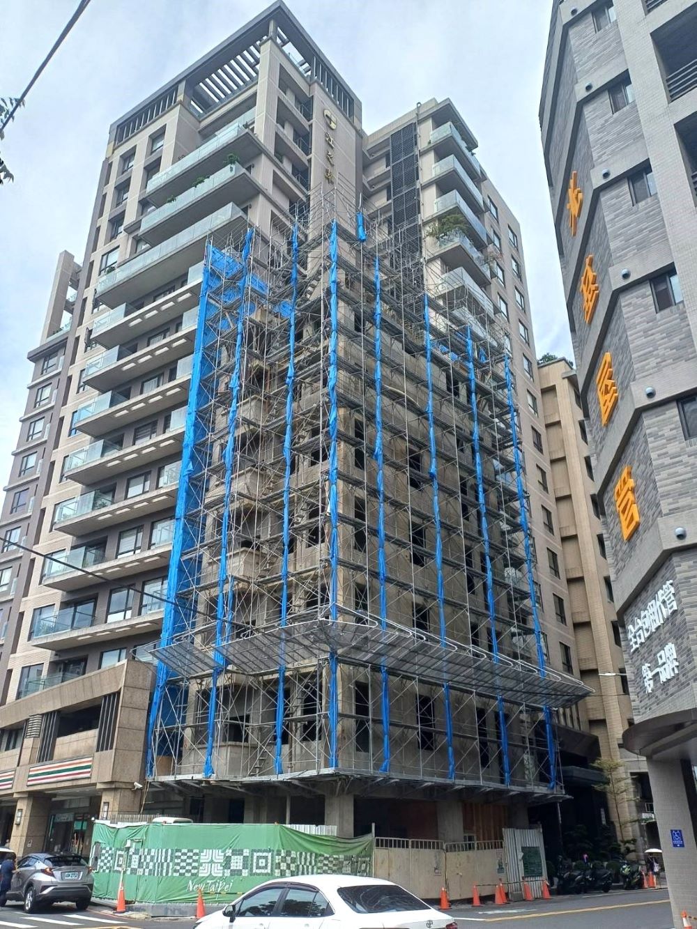 落實防颱整備 保障勞工安全及權益3要素 3 《圖說》工地施工架帆布應收束降到風壓。〈勞工局提供〉