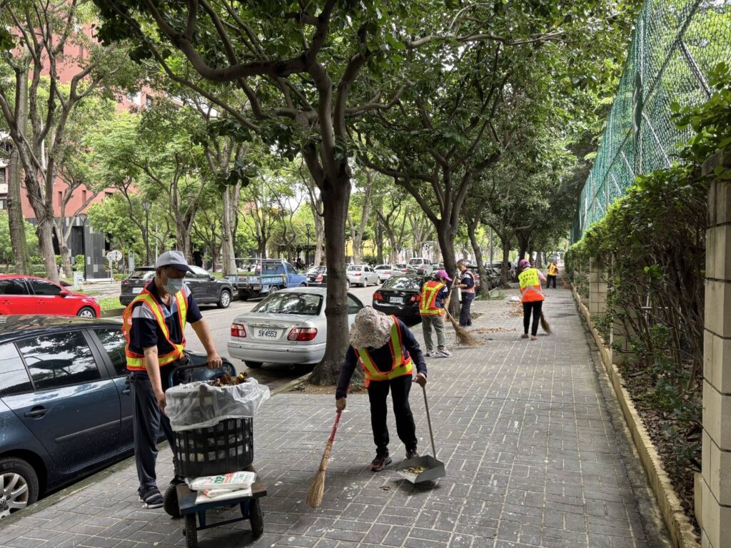 丹娜絲颱風漸離 中市各區公所與志工總動員加速家園復原 5 北區環保志工協助清理家園