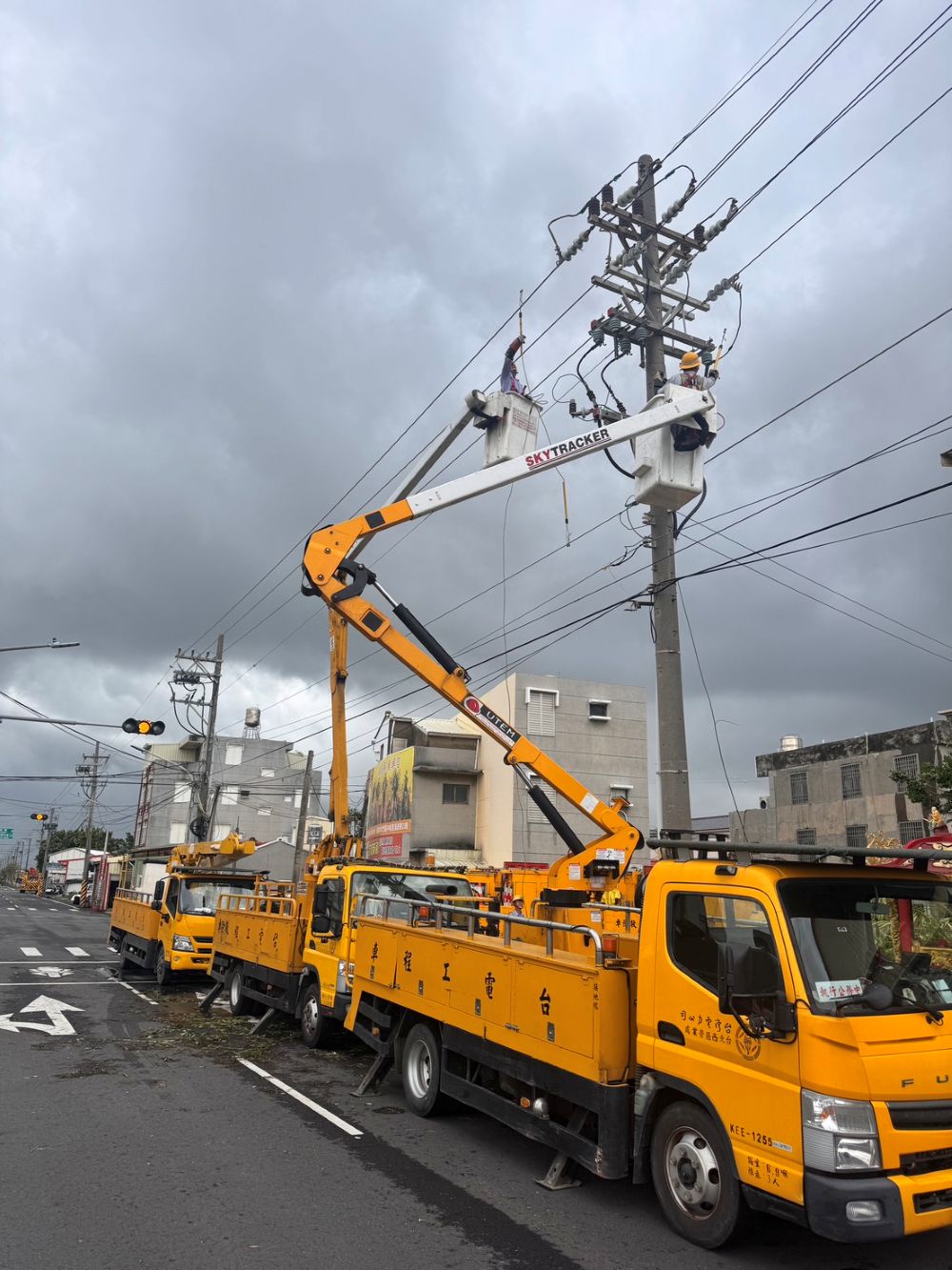 〈丹娜絲〉災損 台電北西區處今將全數復電 動員61人支援新營 5 《圖說》北西區處61名搶修人員抵達新營溪北高幹現場進行斷桿搶修作業。〈北西區處提供〉