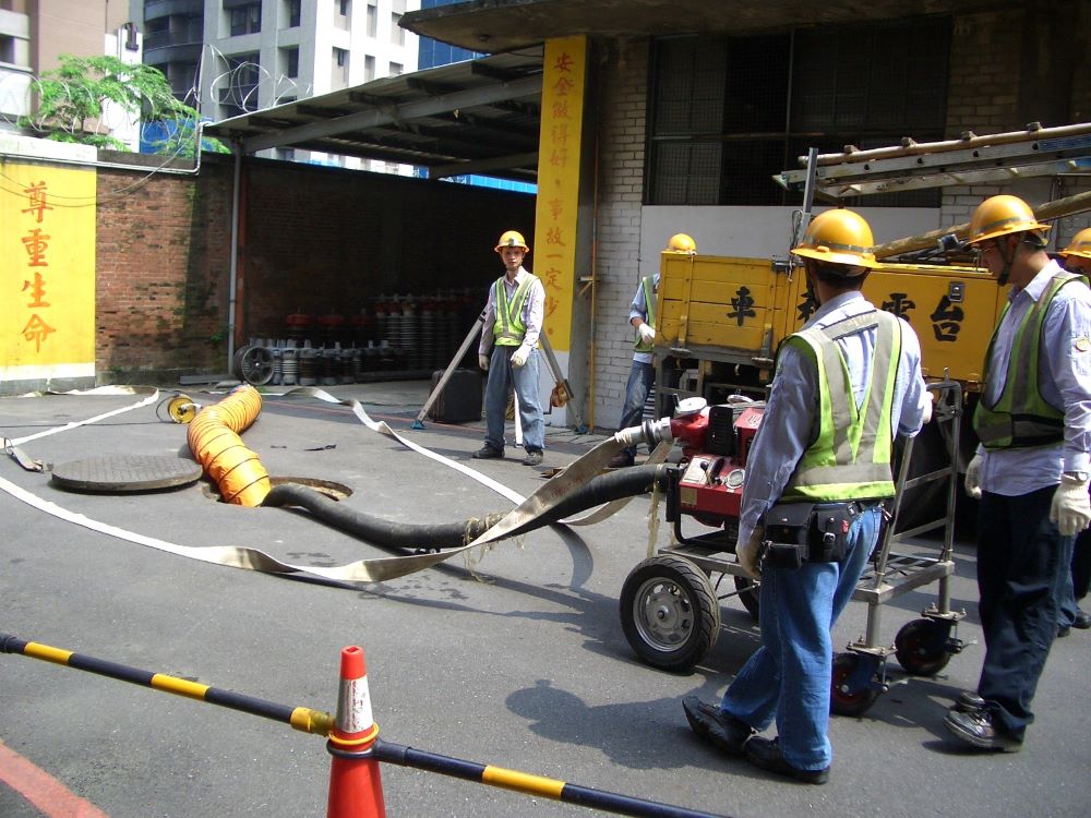 丹娜絲增強北上 台電北西區處緊急應變小組啟動 3 《圖說》台電北西區處搶修人員正在測試抽水馬達,提前部署,確保設施能正常使用。《台電北西區處提供》