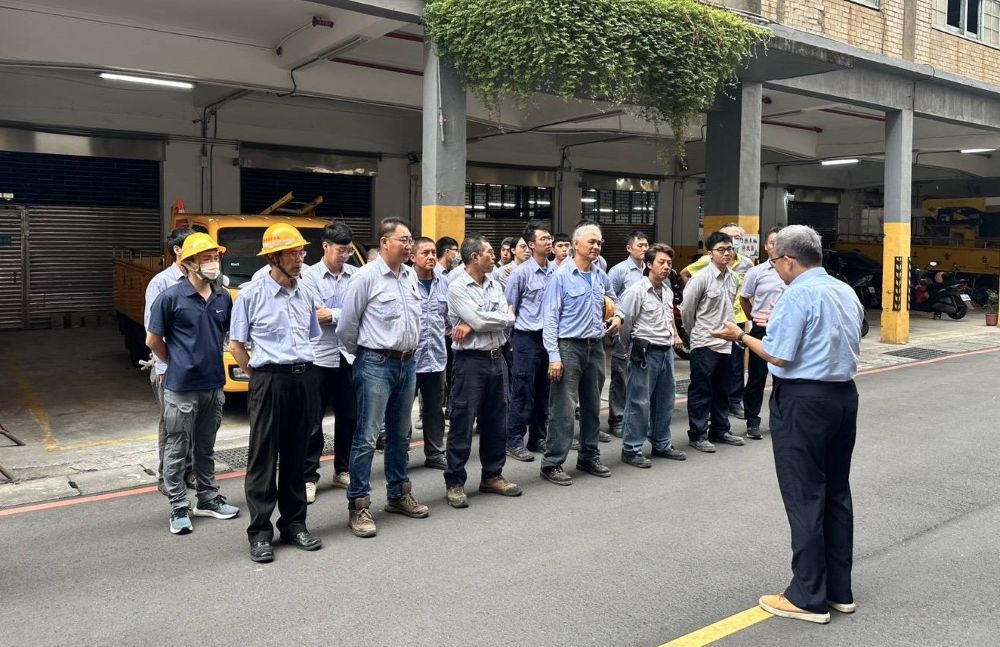〈丹娜絲〉災損 台電北西區處今將全數復電 動員61人支援新營 2 《圖說》行前處長柴建業感謝並叮囑搶修同仁注意安全。〈北西區處提供〉