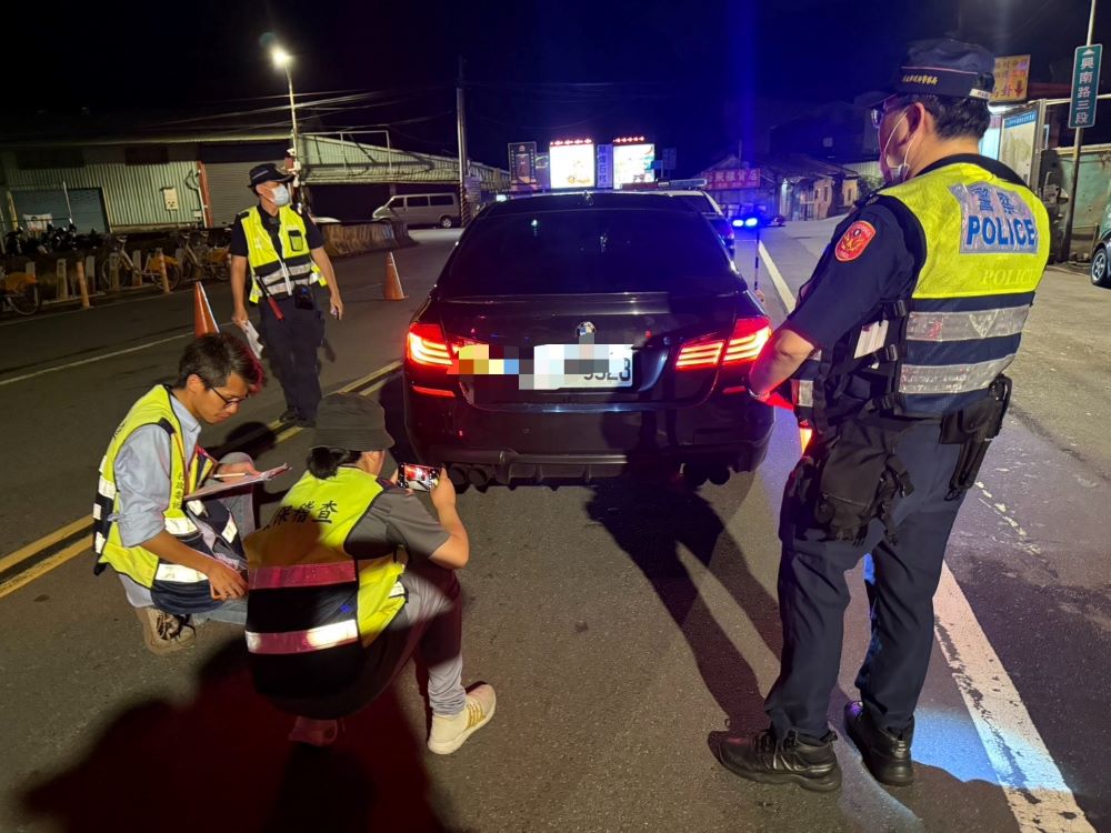 還靜於民 中和警熱點攔檢改裝噪音車輛 3 〈圖說〉中和警昨晚會同相關單位擴大臨檢打擊不法改裝車輛、排氣管噪音擾鄰及各項交通違規等民怨。〈中和分局提供〉