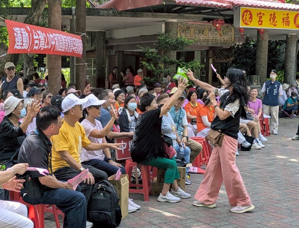 要健康兼顧荷包平安 中和警教愛運動長輩防詐 3 《圖說》中和警分局犯罪預防團隊搭配實際案例與詐騙話術分析,讓長輩們在運動之餘也能提升反詐意識。〈中和分局提供〉
