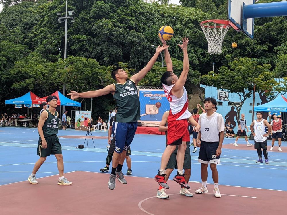 中和三對三籃賽 運動魅力無窮 2 《圖說》充滿衝勁的「熱血青年組」上籃英姿。〈中和區公所提供〉