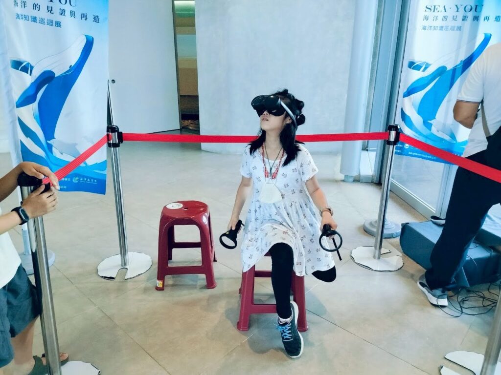 「SEA YOU 海洋的見證與再造」巡迴展 第三站台中科博館登場 3 圖3 孩子們專注參與互動裝置與VR體驗 1