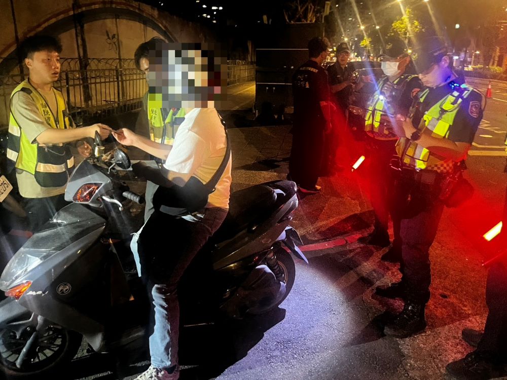 強力掃蕩 酒駕仔、改裝車 土城警嚴打暑假青少年危駕 1 《圖說》土城分局於青少年易聚集場所及改裝車出沒熱時熱點,加強取締違規危險駕車及噪音車輛等違規行為。〈土城分局提供〉