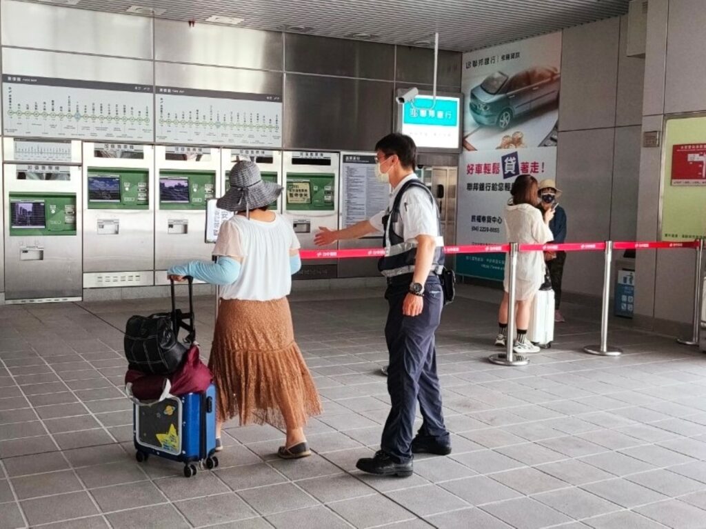 城鎮韌性防空演習期間 搭乘捷運的旅客請於下車後配合引導避難