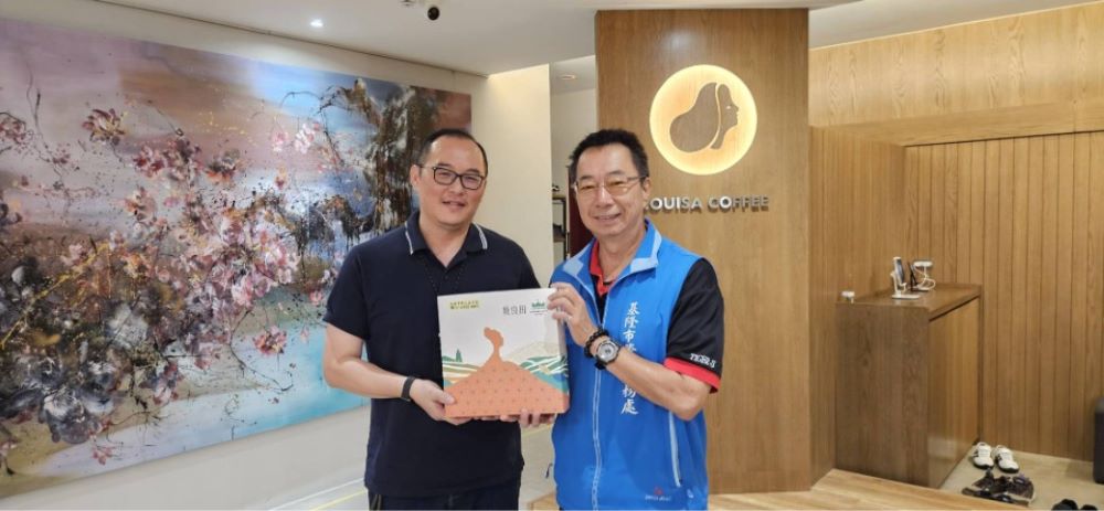 《圖說》基隆市榮民服務處長方正(右)，偕就業站同仁拜會路易莎職人咖啡公司，人力資源處謝橙輝資深協理(左)率主管熱忱接待。〈基隆榮服處提供〉