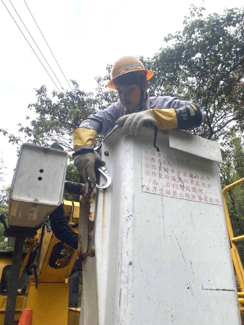 丹娜絲逼近風雨漸強 基隆台電應變中心全力防颱 1 《圖說》台電基隆區處颱風前樹修剪工作。〈台電基隆區處提供〉