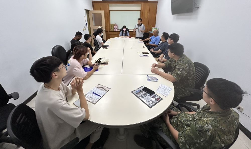 出席入營座談 何中南勉勇敢接受挑戰歷練 1 《圖說》宜蘭軍服站長何中南〈立者〉參加五結鄉「徵屬有約-新兵入營座談會」,勉勵抱持正常心,勇敢接受新階段的挑戰與歷練。〈宜蘭軍服站提供〉