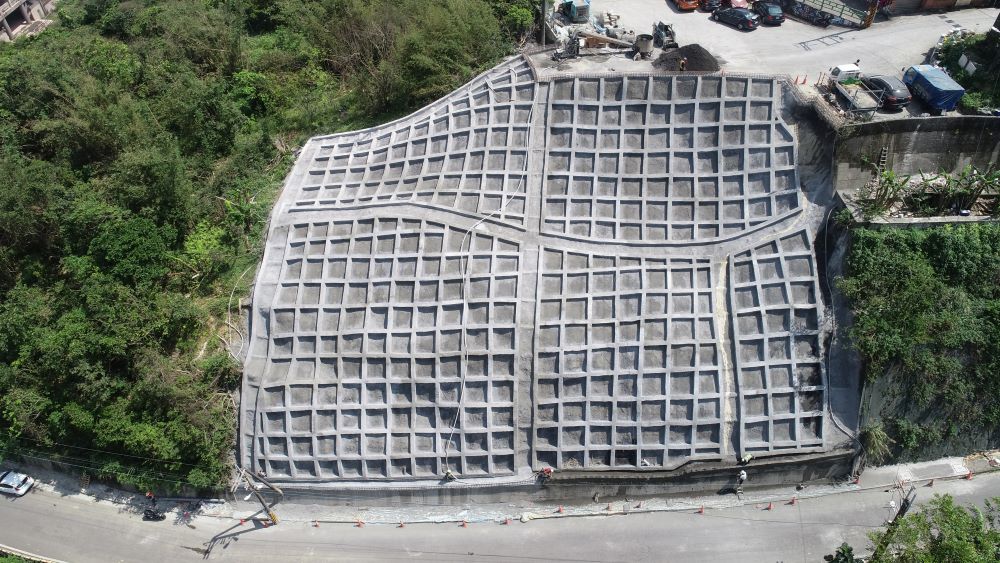 《圖說》「新北市道路災害復建工程技術研討會」，邀請產官學研代表探討復建技術與預防策略。圖為瑞芳區阿美家園邊坡坍方修復完成。〈工務局提供〉