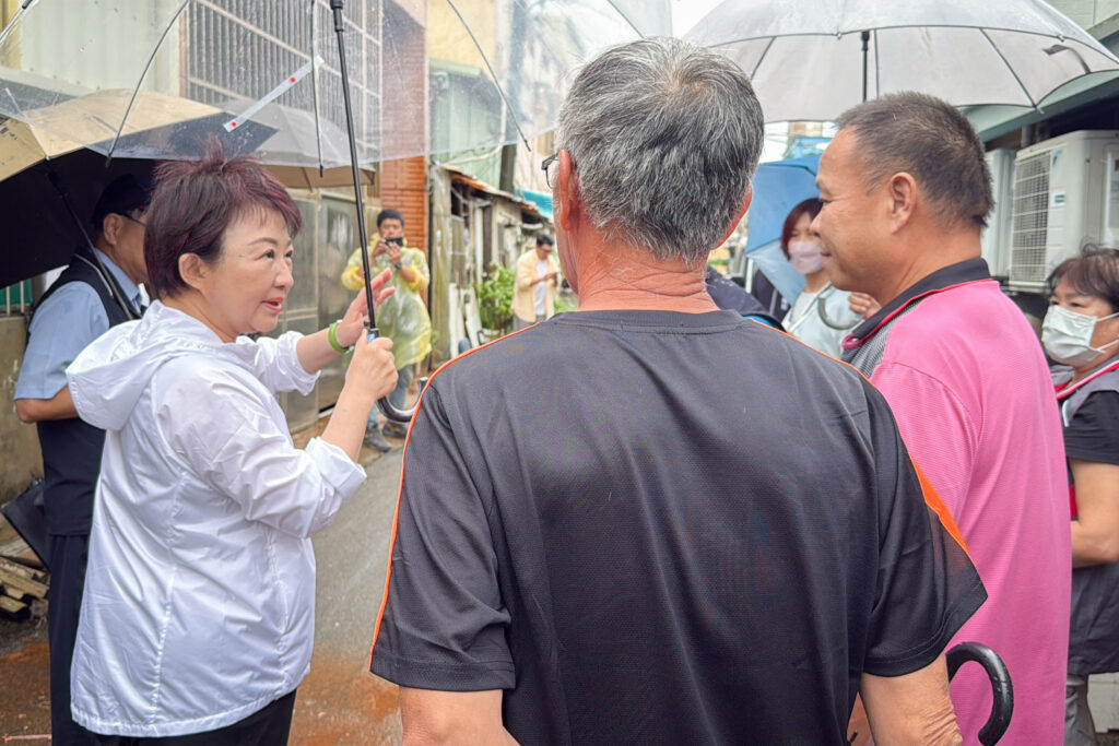 海線部分道路豪雨積水 盧秀燕親赴勘災:各局處加強戒備守護市民 3 市長盧秀燕結束石岡行程後立即趕赴海線勘災 1