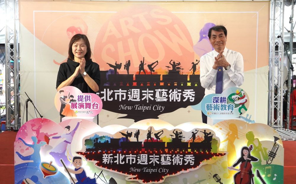35隊舞力全開 新北週末藝術秀見證青春 2 《圖說》黃麗鈴主秘攜手石飛益董事進行週末藝術秀開跑啟動儀式。〈教育局提供〉