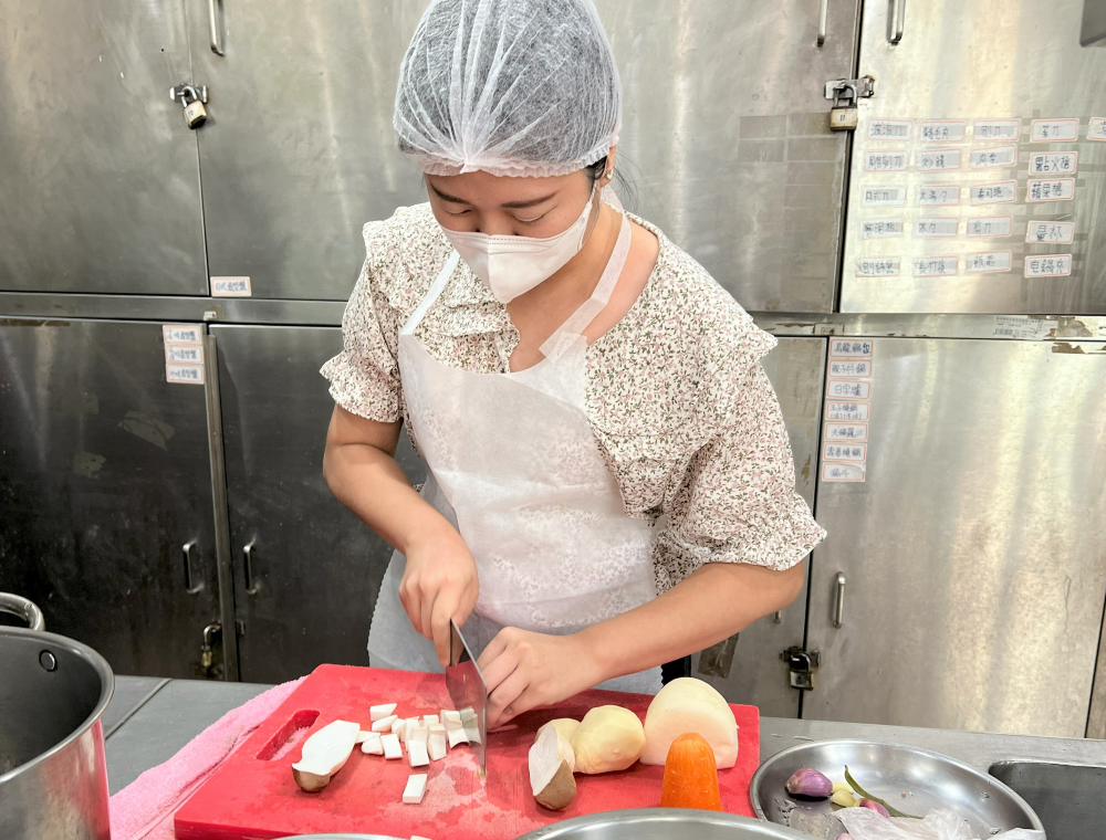 國際料理入菜 新北校園午餐食育升級 4 《圖說》學員聽過木木主廚講解後,進行料理實作。。〈教育局提供〉