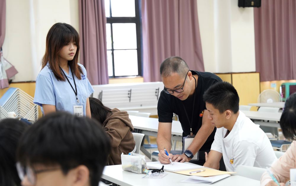新北跨域探索學習體驗 建築師青少年營打頭陣 2 《圖說》楊弘傑建築師(右2)親自授課與現場指導學生。〈教育局提供〉