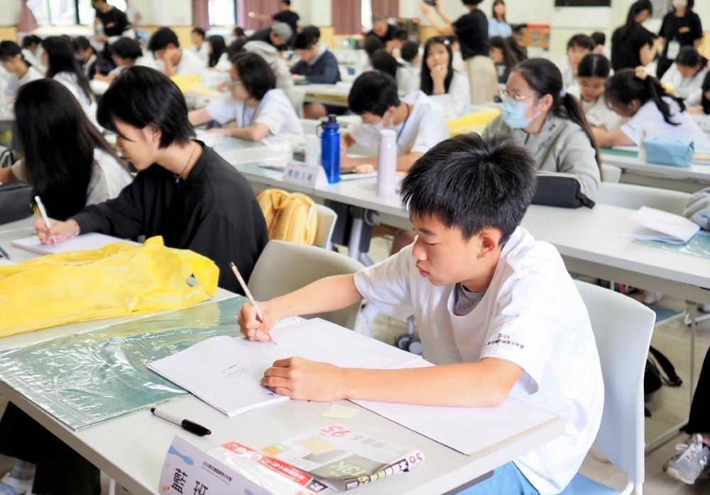 新北跨域探索學習體驗 建築師青少年營打頭陣 3 《圖說》營隊學生認真進行空間構圖練習。〈教育局提供〉