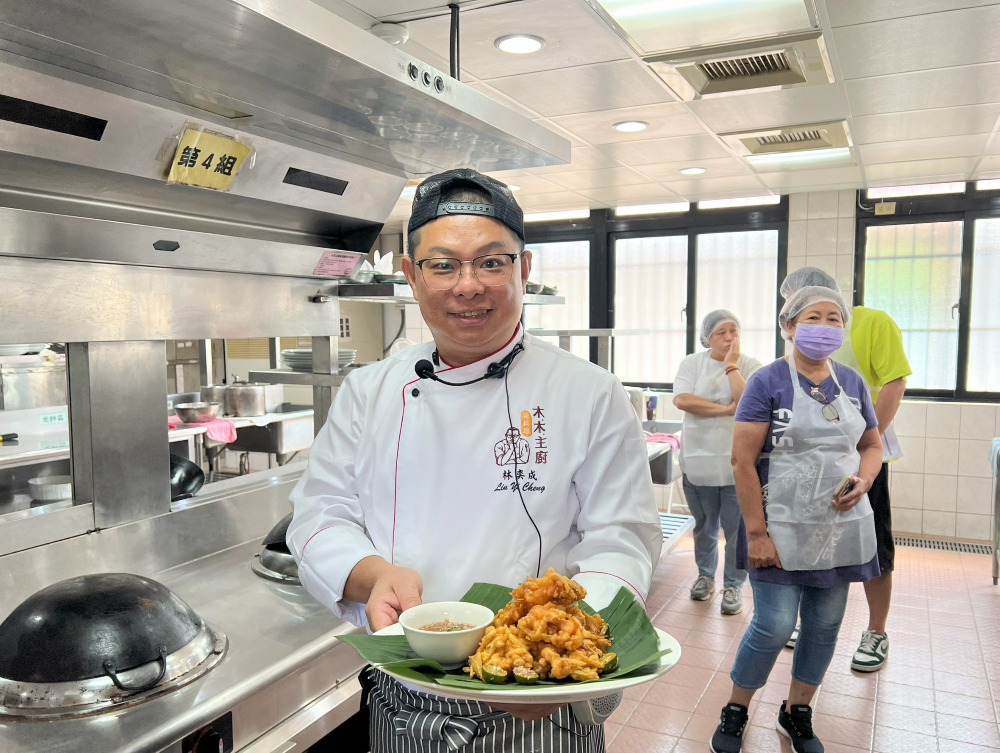 國際料理入菜 新北校園午餐食育升級 5 《圖說》主廚示範料理炸玉米蝦球搭金桔酸辣醬上菜。〈教育局提供〉
