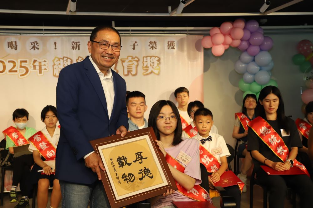 《圖說》碧華國中王潔沂同學特別帶來自己親筆手寫的「厚德載物」書法作品送給市長，象徵她對書法的熱愛。〈教育局提供〉