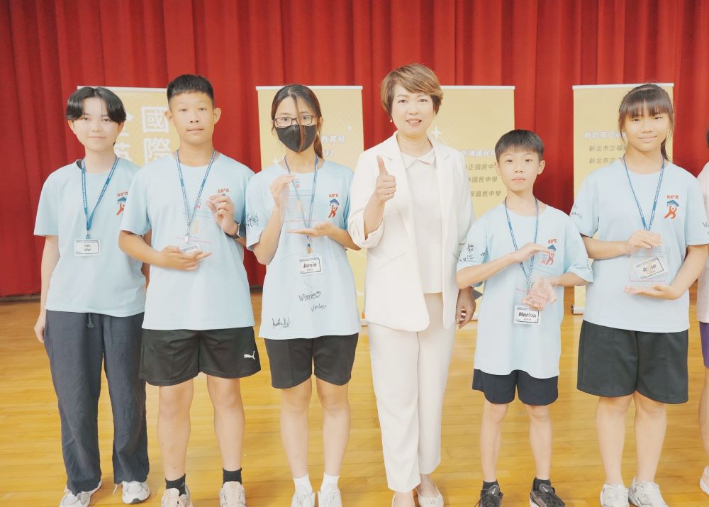 新北BBnA全英語國際論壇登場 400學子自然開口自信溝通 9 《圖說》龔雅雯副秘書長(右3)頒發最佳台風獎獲獎同學。〈教育局提供〉