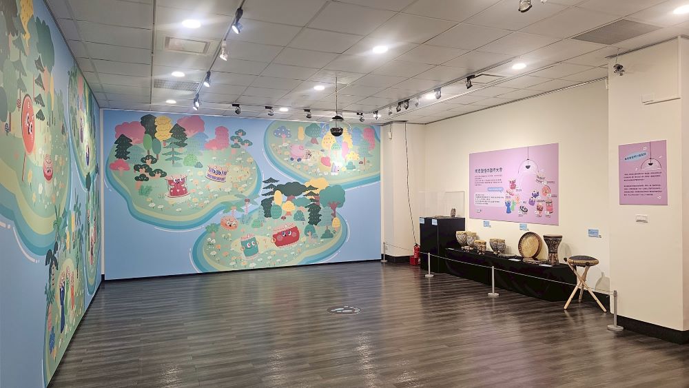 稀奇「鼓」怪敲響「鼓咚大會」 新莊响仁和特展登場 8 《圖說》「2025新莊响仁和鼓文化特展」今年特別以「稀奇鼓怪」為主題,圖為稀奇鼓怪的鼓咚大會展區。〈文化局提供〉