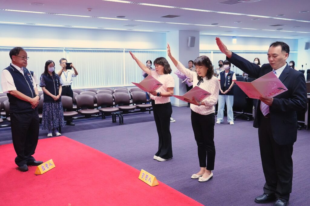 中市北區、龍井及石岡新任區長布達 吳世瑋勉承先啟後、造福地方 1 新任龍井區長何宜真 左 北區區長戴燕如 中 石岡區長徐天龍 右 宣誓就職 0