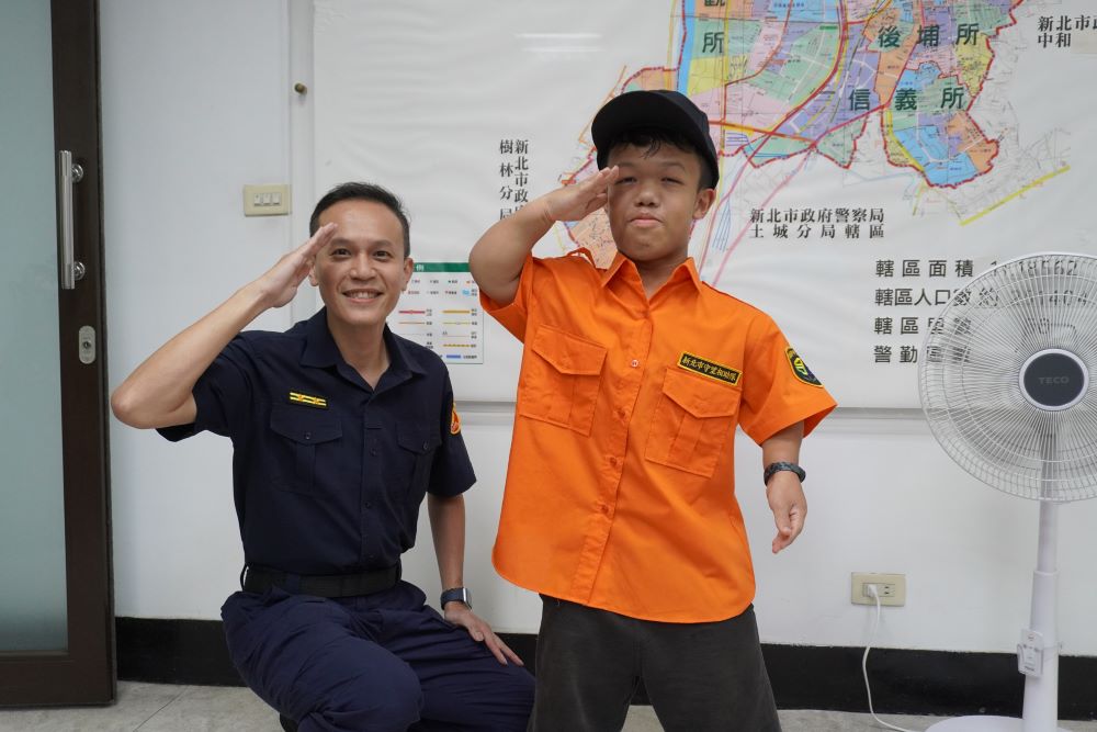 警民攜手助攻 陳郅弘〈想當警察〉圓夢 1 《圖說》無畏身體缺陷,勇敢樂觀面對人生的陳郅弘在社區凝聚力與警民攜手合作下圓警察夢。〈板橋分局提供〉