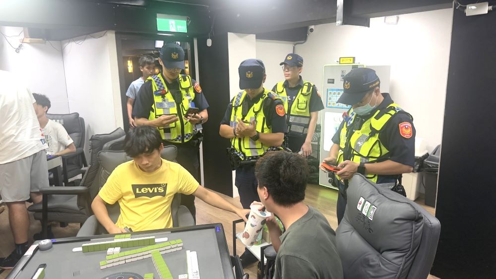 青春專案啟動 板橋警淨化環境護青少年 1 《圖說》板橋警啟動「青春專案」,昨日晚間擴大臨檢勤務。〈板橋分局提供〉