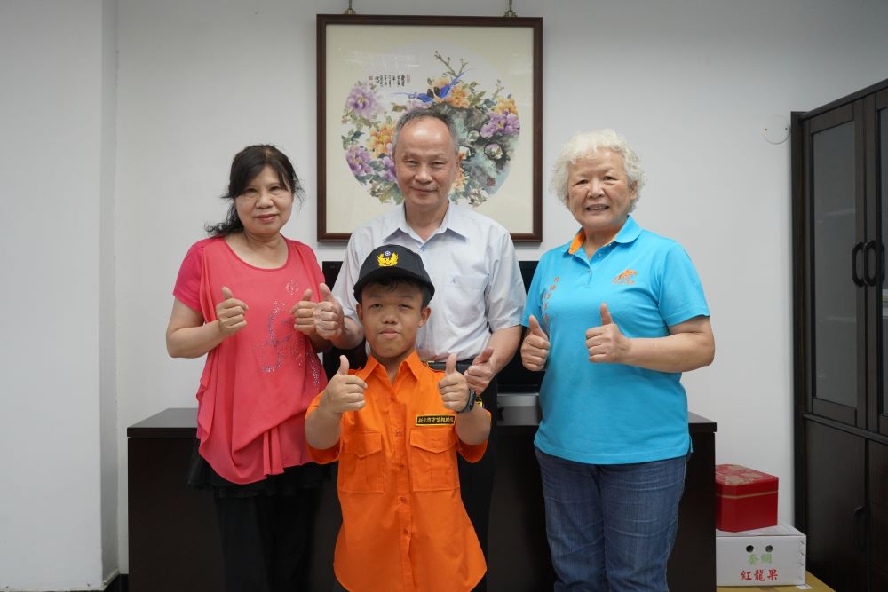 警民攜手助攻 陳郅弘〈想當警察〉圓夢 3 《圖說》陳郅弘在里長張雪嬰主動協助安排,盡全力幫助少年實現小小心願。〈板橋分局提供〉