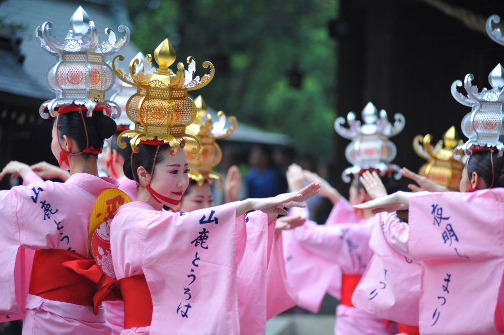《圖說》擁有300年歷史的秋田縣湯澤市七夕繪燈籠祭中演出的秋田美人藝妓舞，細膩舞姿與精緻和服令人驚豔。〈板橋區公所提供〉