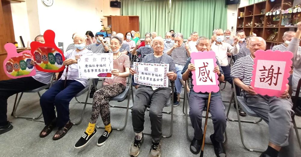 慶福基金會贈涼感衣 板橋榮家長者身心皆舒適 3 《圖說》榮家祥和堂(失智棟)長輩感謝慶福基金會。〈板橋榮家提供〉