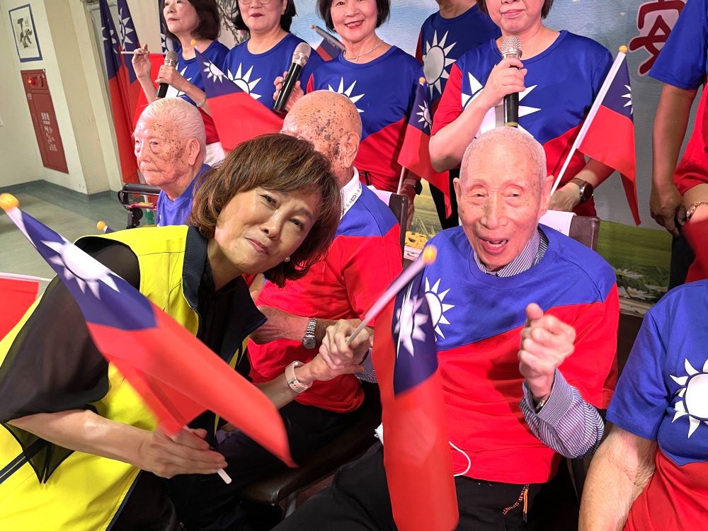 板橋榮家紀念七七80周年 向十位抗戰英雄致敬 1 《圖說》板橋榮家陳桂美主任(左)與百歲抗日英雄陳朝震伯伯合影。〈板橋榮家提供〉