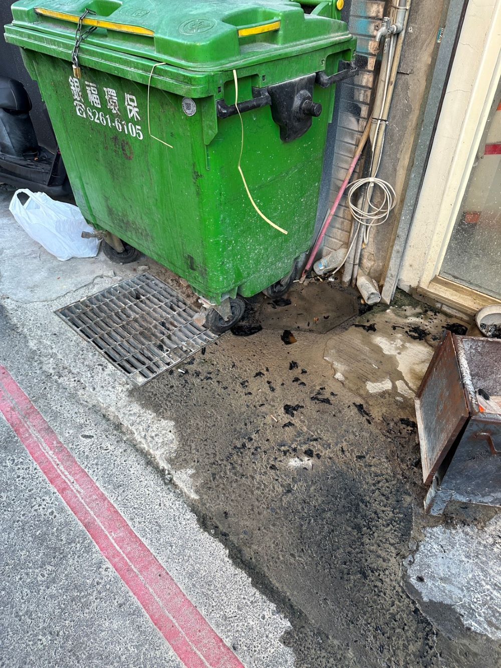 防範小火釀大禍 遵守「人離火熄」避風險 2 《圖說》店員即時察覺異狀,第一時間拿取店內水桶裝水迅速撲滅火勢。〈第一大隊提供〉