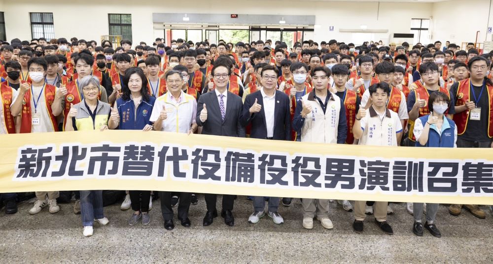 緊急應變尖兵 新北首場EMT-1演訓開訓 1 《圖說》新北市114年度首場備役替代役男EMT-1(初級救護員)演訓,今日起在中和市民活動中心舉行,第一排左二中和區長楊薏霖、左三民政局專委莊茂坤、左四內政部役政司副司長陳裕興、左五副市長劉和然。〈民政局提供〉