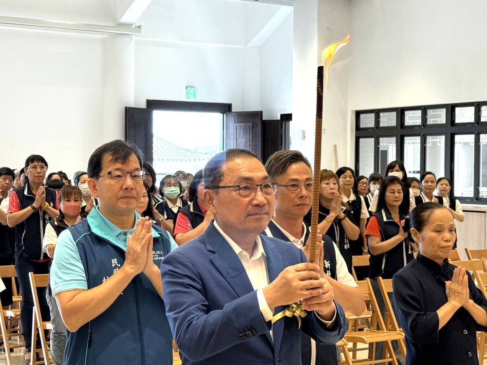 侯友宜土城淨慈寺參拜 贈匾「道化人間」 2 《圖說》侯友宜今日前往土城一貫道信仰中心淨慈寺參拜祈福,祈願國家和諧、社會安定,左為民政局長林耀長。〈民政局提供〉