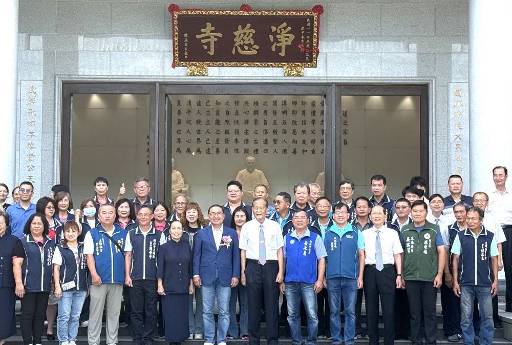侯友宜土城淨慈寺參拜 贈匾「道化人間」 3 《圖說》侯友宜和與會貴賓一同合影留念。〈民政局提供〉