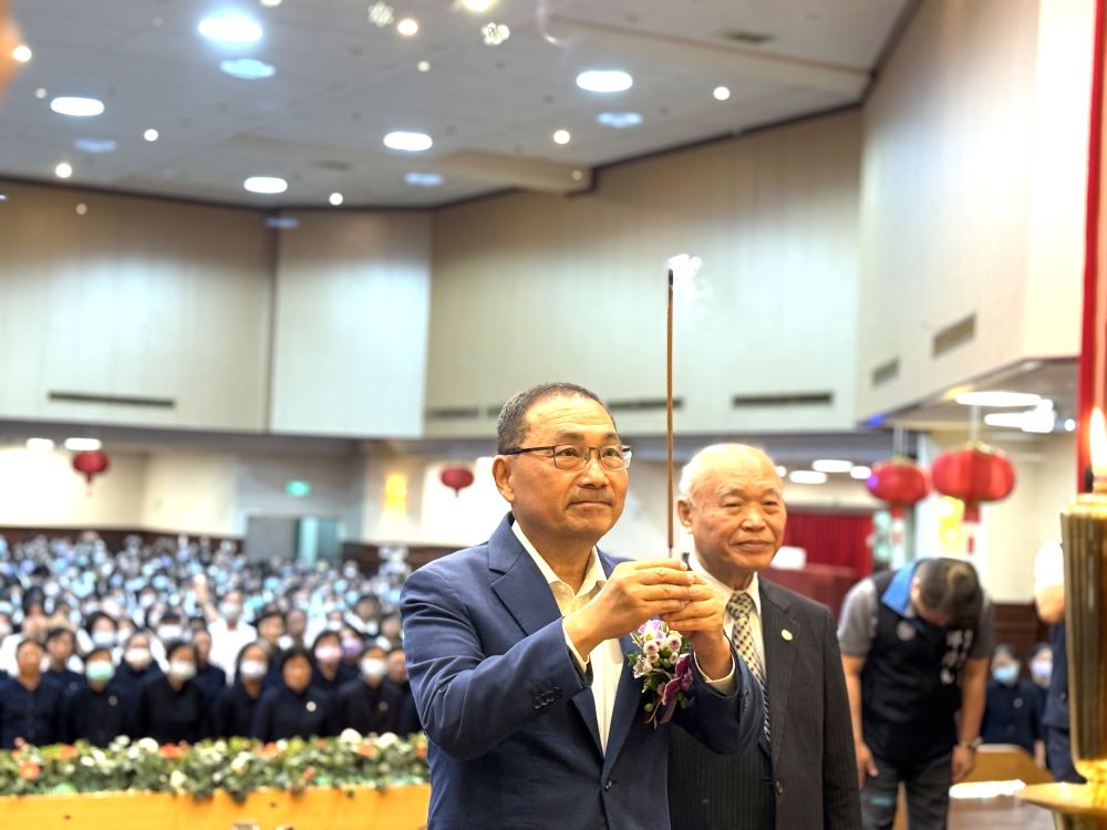 感念奉獻地方無私 侯友宜贈匾發一崇德「道援天下」 2 《圖說》長侯友宜今日前往中和,向一貫道明明上帝參拜祈福。〈民政局提供〉