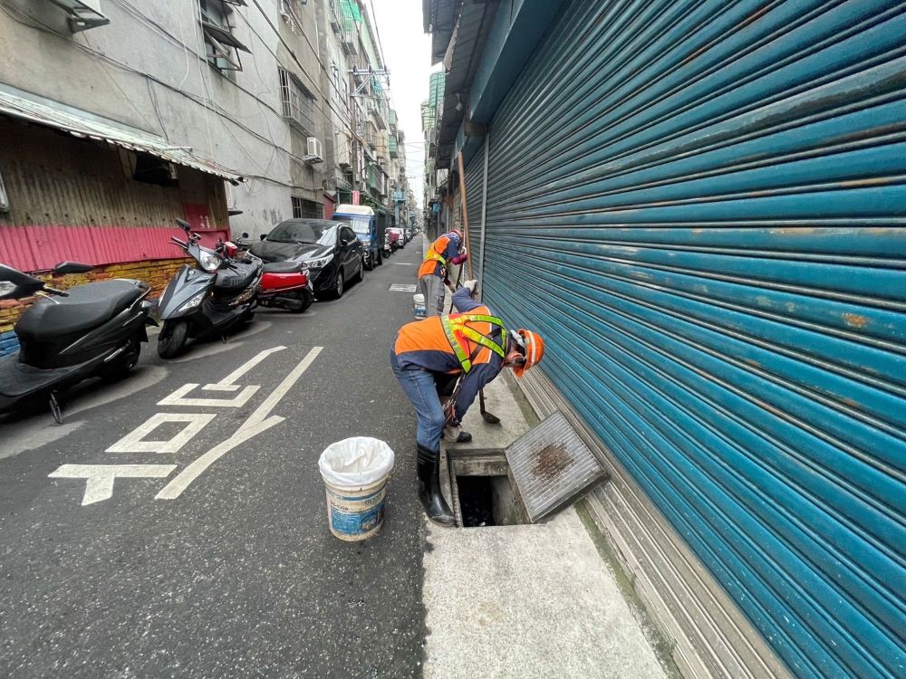 輕颱〈丹娜絲〉恐逼台 新北防汛整備超前部署 2 《圖說》公所加強側溝清淤+避免颱風大雨產生淹水。〈水利局提供〉