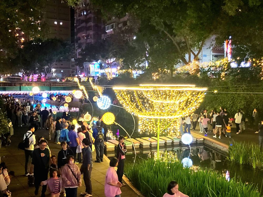 突破地形玩轉光影 中港河廊光雕展再獲國際2大獎 2 《圖說》為期40天的光雕展,累計超過66萬參觀人次,創下歷年最高的紀錄。〈水利局提供〉