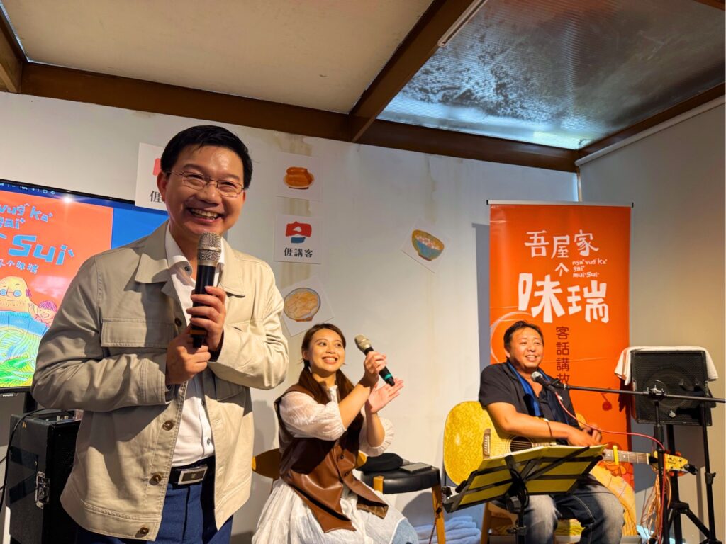 台中審計新村客家童謠講唱會 「明哥菜車」歌聲充滿美味與在地情 3 江俊龍主委介紹吾屋家个味瑞繪本及背景故事 0 0