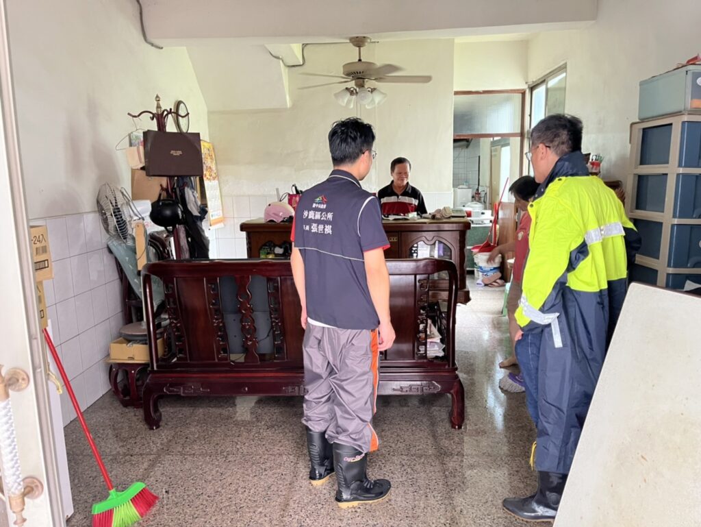 丹娜絲颱風漸離 中市各區公所與志工總動員加速家園復原 6 沙鹿區長訪視淹水民宅