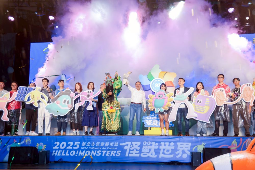 《哪吒鬧龍宮》打頭陣 新北兒童藝術節熱鬧登場 2 《圖說》2025新北市兒童藝術節開幕,歡迎大小朋友7月12日至20日一起同樂,左七為文化局長張䕒育。〈文化局提供〉