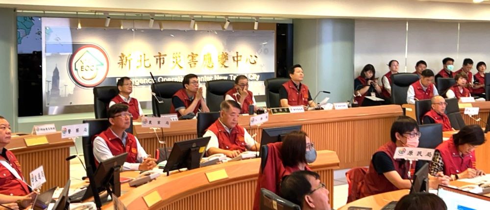丹娜絲遠離 侯:市民仍應警戒勿登山觀浪 1 《圖說》侯友宜市長一早主持災害應變中心工作會議,要求市府團隊仍應持續守視勿輕忽。〈消防局提供〉