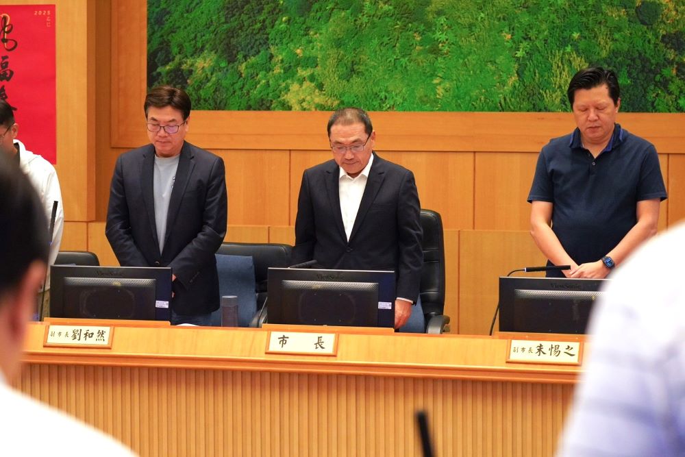 勇消救人殉職 新北成立災害事故調查會 1 《圖說》侯友宜市長今日於市政會議前率市府團隊,對昨日搜救人員落水殉職及受傷,表達最深沉哀悼。〈新聞局提供〉