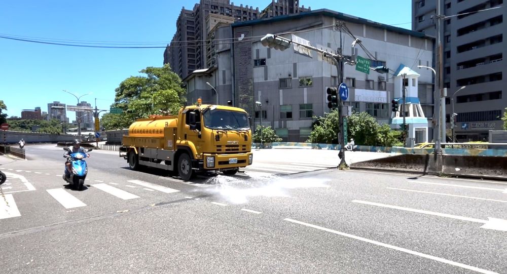 高溫不減! 新北提醒注意防熱避免熱傷害 7 《圖說》道路高溫撒水作業。〈消防局提供〉