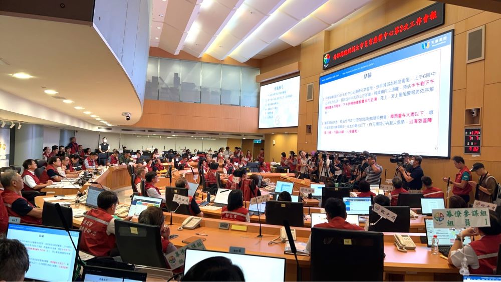 丹娜絲遠離 侯:市民仍應警戒勿登山觀浪 2 《圖說》侯友宜表示,颱風雖持續減弱及遠離,外圍環流仍有造成局部陣雨機會,呼籲民眾應隨時關注天氣動態,並避免前往山區及海邊觀浪戲水。〈消防局提供〉